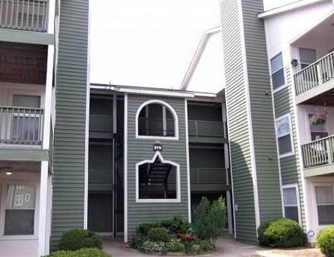 property at 979 Stewarts Creek Dr