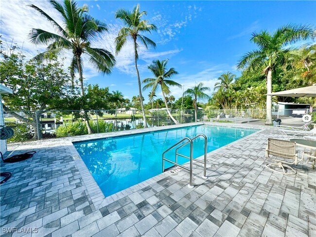 1252 Henderson Creek Dr in Naples, FL - Building Photo - Building Photo