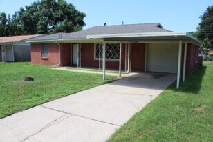 3905 Shawnee Trail in Lake Worth, TX - Building Photo