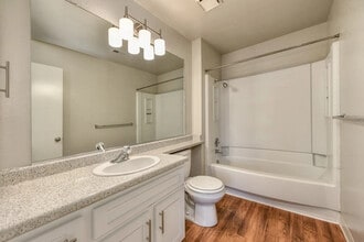 Lakeview Village Apartments in Stockton, CA - Foto de edificio - Building Photo