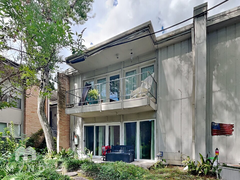 8211 Katy Fwy in Houston, TX - Building Photo