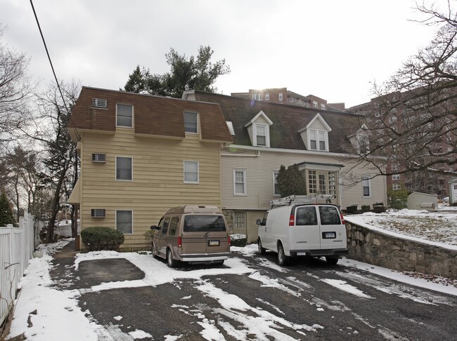 33 Holcomb Ave in Stamford, CT - Foto de edificio - Building Photo