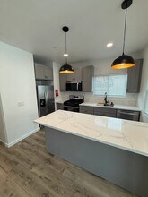 1014 Cypress Ave, Unit 100 in Santa Ana, CA - Foto de edificio - Building Photo