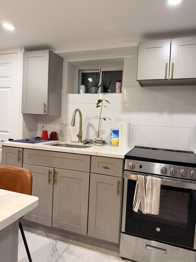 690 Southern Pky, Unit L1 in Uniondale, NY - Building Photo - Building Photo