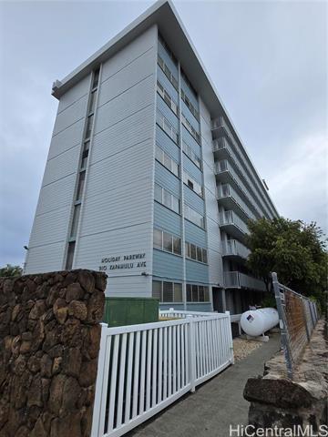 910 Kapahulu Ave in Honolulu, HI - Building Photo