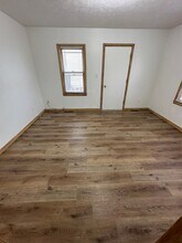 1212 Park St in Hoisington, KS - Foto de edificio - Building Photo