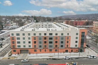 416 Highland Ave in Orange, NJ - Foto de edificio - Building Photo