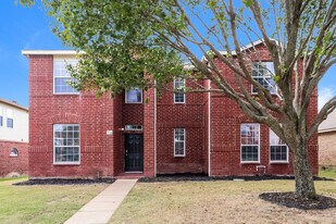 716 Twin Creek Dr in Desoto, TX - Building Photo