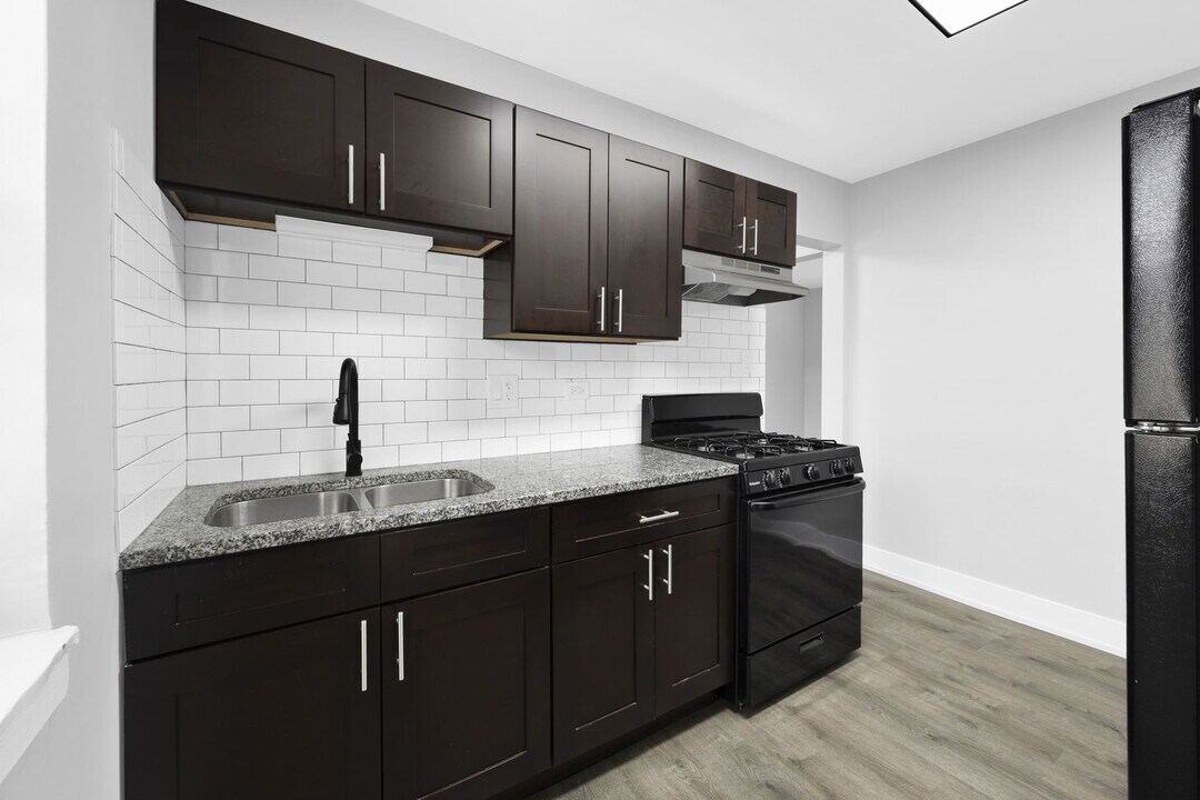 2050-2060 E 72nd Pl in Chicago, IL - Building Photo