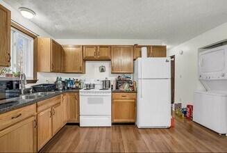 30 Enfield St, Unit 2 in Manchester, NH - Foto de edificio - Building Photo