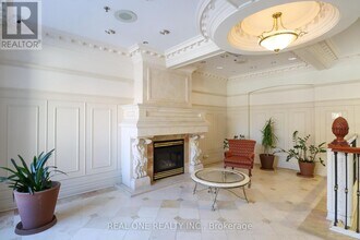 18 Sommerset Way in Toronto, ON - Building Photo - Building Photo