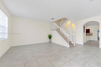 3268 W 92nd Pl in Hialeah, FL - Foto de edificio - Building Photo