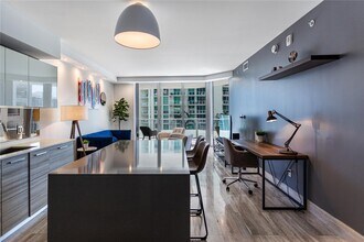 1300 Brickell Bay Dr, Unit 1102 in Miami, FL - Foto de edificio - Building Photo