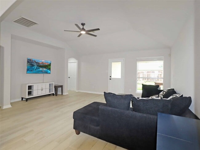 749 Grassy Knoll Trail in La Marque, TX - Building Photo - Building Photo