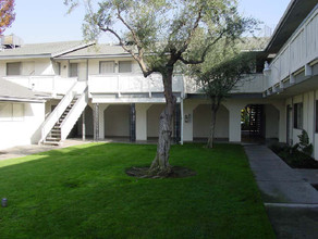 Cornerstone Apartments in Fresno, CA - Building Photo - Building Photo