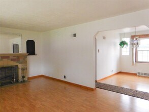 2031 Ranchdale Dr in Jennings, MO - Foto de edificio - Building Photo