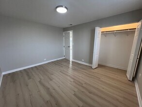 5655 W Fullerton Ave in Chicago, IL - Building Photo - Building Photo