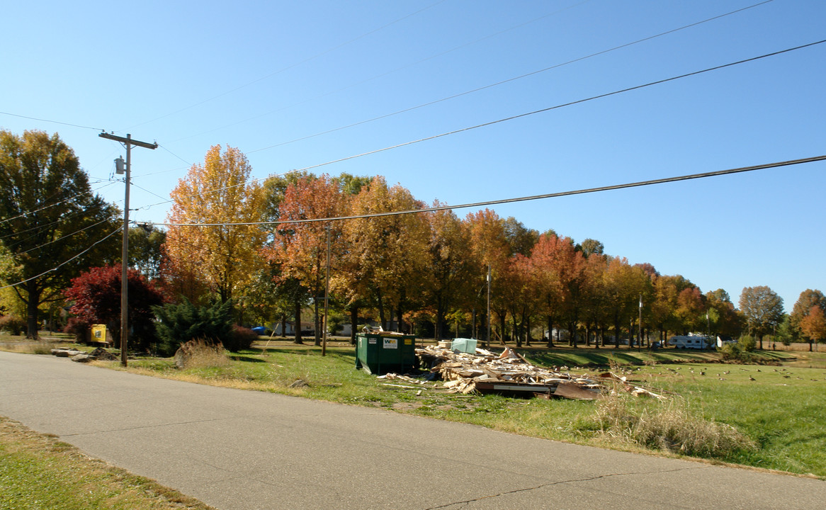 495 Beach Dr in Belpre, OH - Building Photo