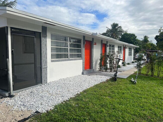 514 SW 7th St, Unit 4 in Hallandale Beach, FL - Building Photo - Building Photo