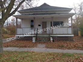 541 W Grand Ave in Muskegon, MI - Building Photo