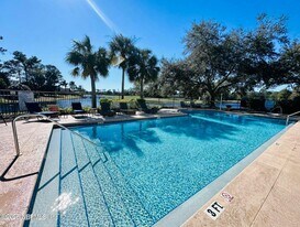 13700 Richmond Park Dr N in Jacksonville, FL - Building Photo