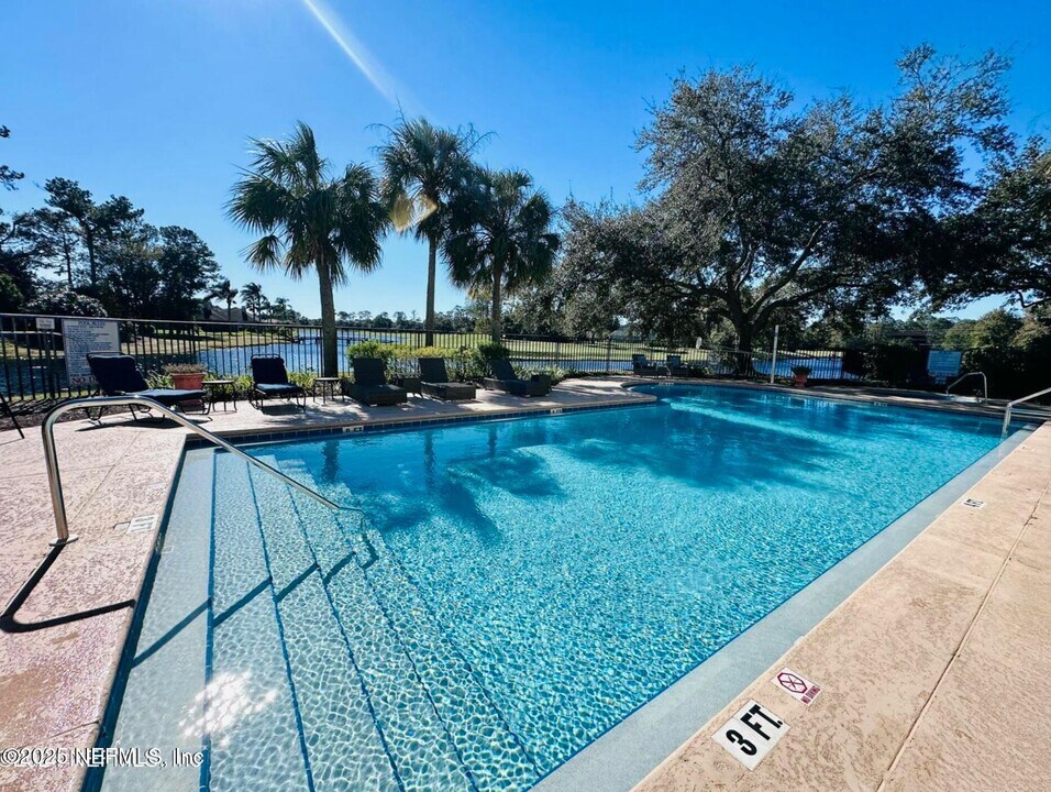 13700 Richmond Park Dr N in Jacksonville, FL - Building Photo