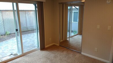 1027 Riverside Dr, Unit B in Waupaca, WI - Foto de edificio - Building Photo