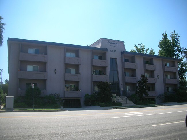 Embassy House Apartments in Sherman Oaks, CA - Building Photo - Building Photo