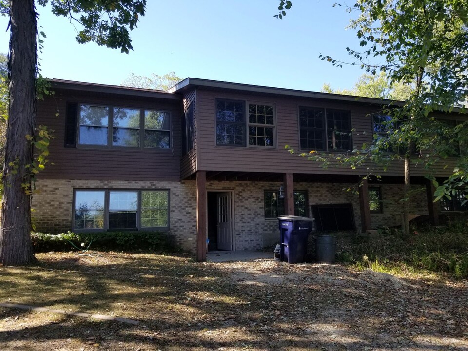 1223 Elgin Ave-Unit -1225 in Janesville, WI - Building Photo