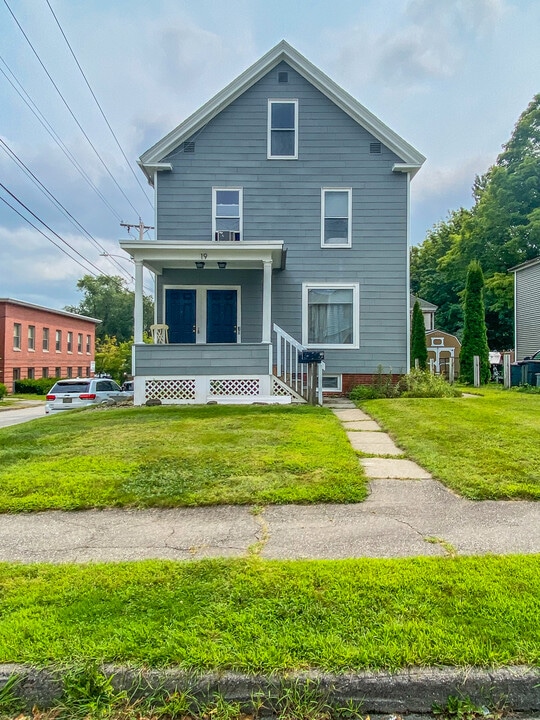 19 Chapel St, Unit 1 in Augusta, ME - Foto de edificio