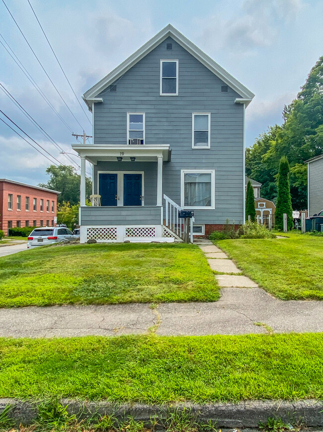 19 Chapel St, Unit 1 in Augusta, ME - Foto de edificio - Building Photo