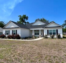 30 Evergreen Dr in Crawfordville, FL - Building Photo