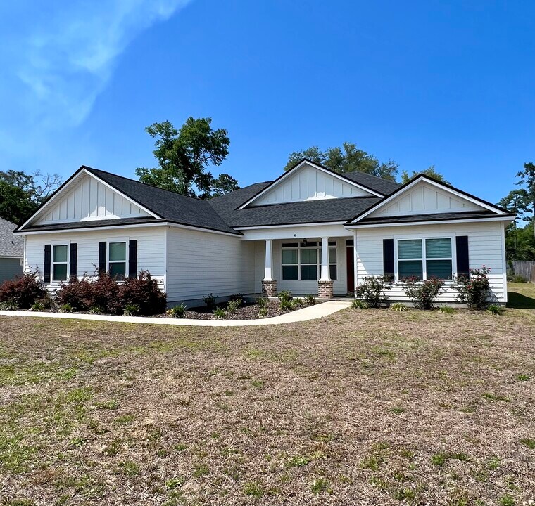 30 Evergreen Dr in Crawfordville, FL - Building Photo