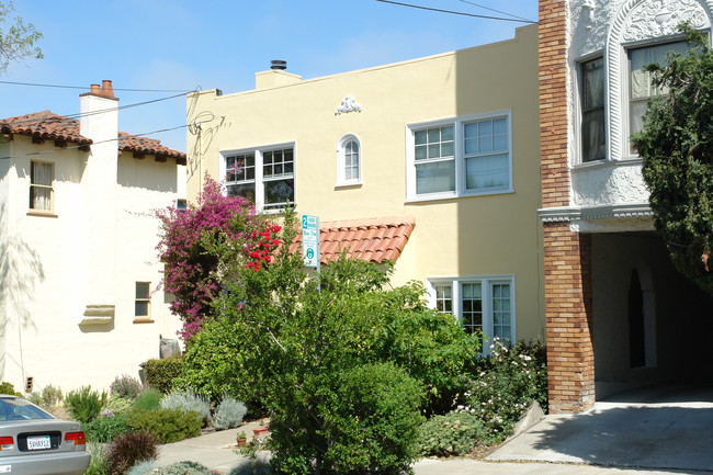 2329 Hilgard Ave in Berkeley, CA - Building Photo - Building Photo