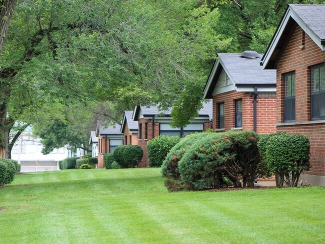 Village Square in Hazelwood, MO - Foto de edificio - Building Photo