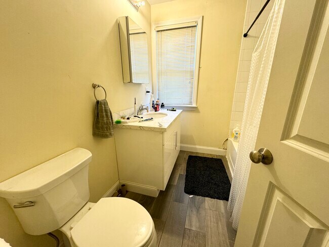 28 Hillside St, Unit 2 in Boston, MA - Foto de edificio - Building Photo