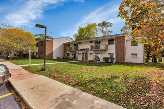 Silver Creek Apartments in Woodstock, IL - Building Photo - Building Photo