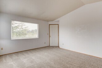 651 NE Ellis Way in Oak Harbor, WA - Building Photo - Building Photo
