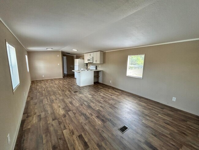 property at 1370 Suzanne Cir