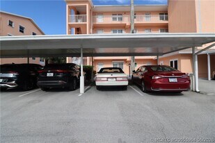 2950 SE Ocean Blvd in Stuart, FL - Building Photo