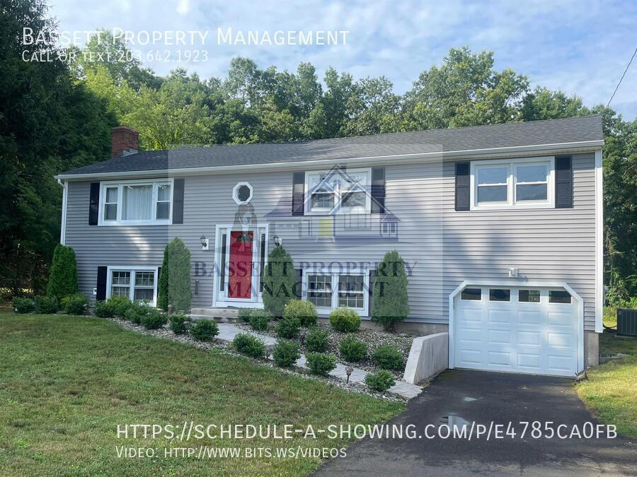 45 Carriage Dr in North Haven, CT - Building Photo