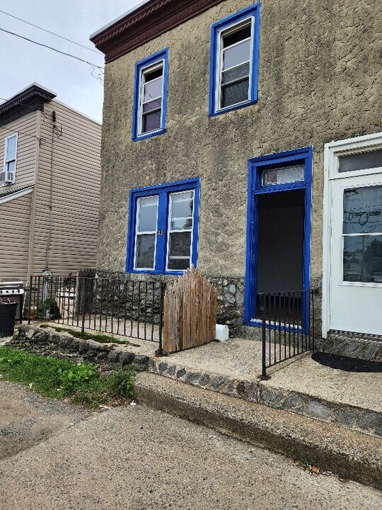 32 Darby Rd in Havertown, PA - Building Photo