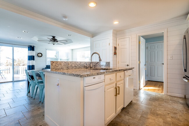 36 Center Beach Ave in Old Lyme, CT - Building Photo - Building Photo