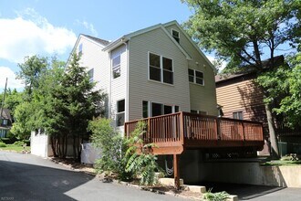 56 Locust Ave in Millburn, NJ - Building Photo - Building Photo