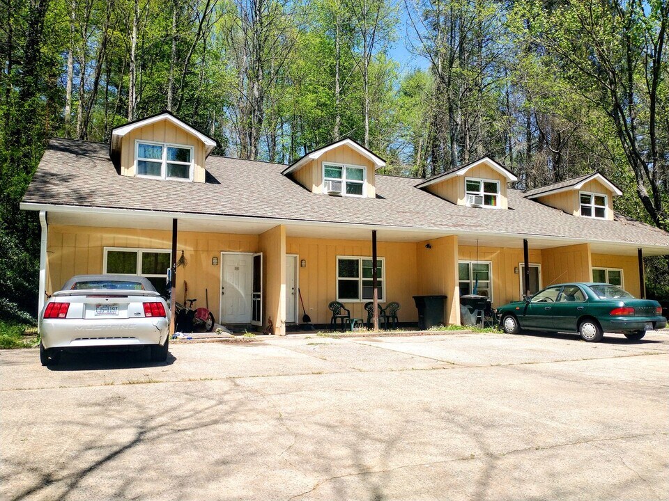 419 N Country Clb Dr in Cullowhee, NC - Building Photo