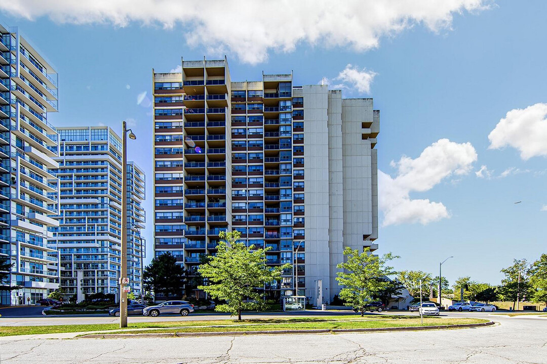 Premier Court Apartments in Oakville, ON - Building Photo