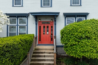 12 Walnut St in Natick, MA - Building Photo - Building Photo