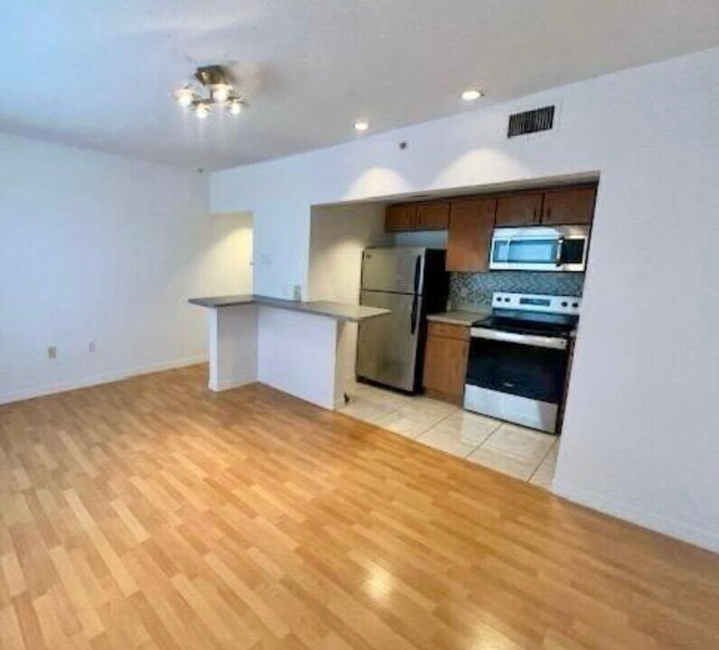 7326 Collins Ave, Unit 304 in Miami Beach, FL - Building Photo