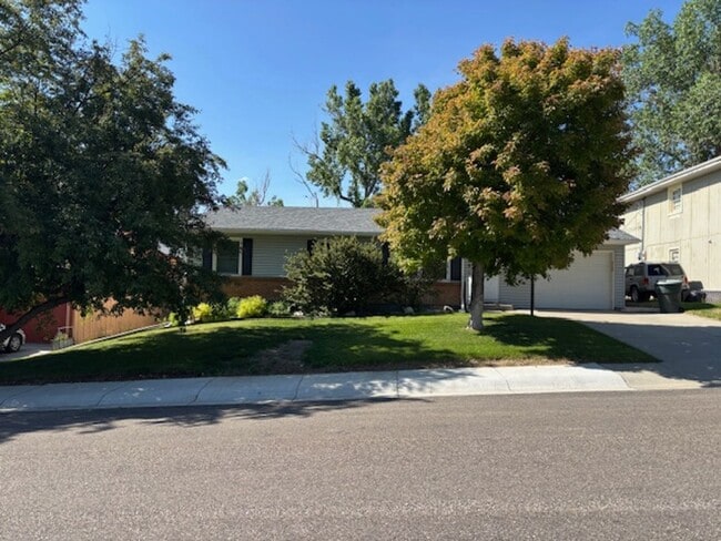 property at 1825 Mariposa Blvd