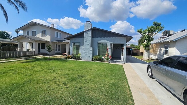 417 W Franklin Way in Dinuba, CA - Building Photo - Building Photo